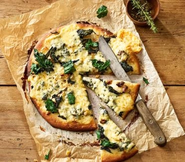201711 pizza mit raclettekaese und federkohl